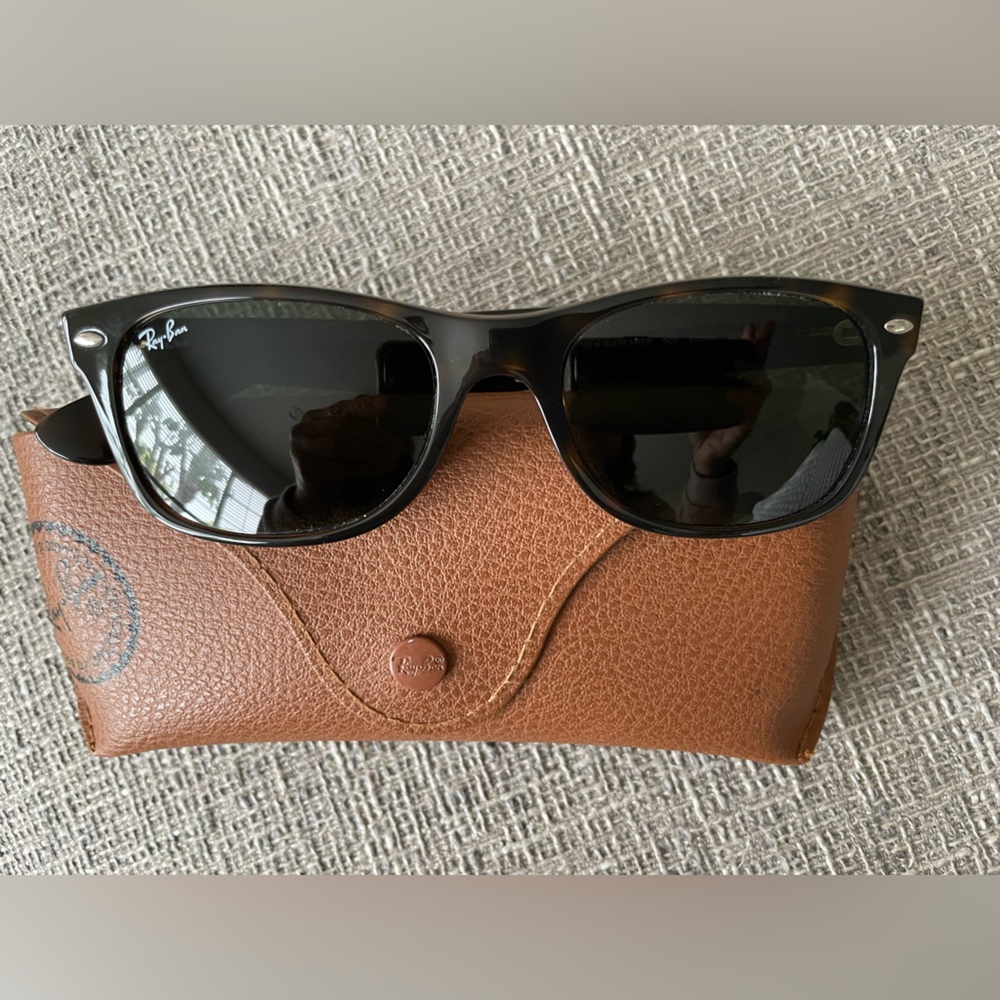 Ray-Ban Women’s brown tortoiseshell Wayfarer Sunglasses - Like New